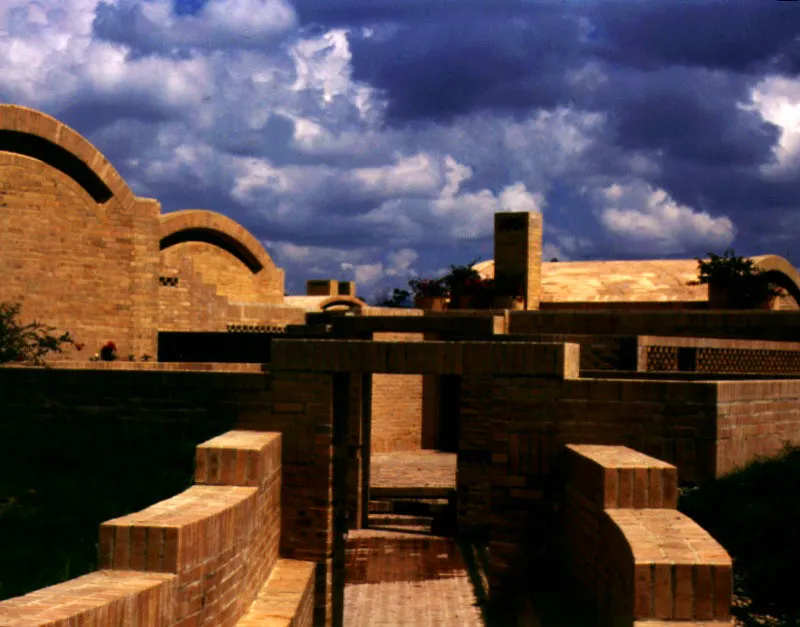 La casa evoca, en sus formas y espacios, sentimientos solemnes y amables al mismo tiempo: algo de templo, algo de aldea, algo evidente y algo insinuado. Los muros se convierten en bóvedas, hacen laberintos y celosías y enuncian su importancia como los constructores del espacio. / Cota, Cundinamarca. Arquitecto, Rogelio Salmona.