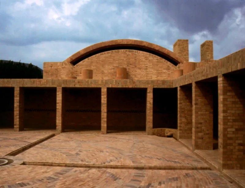 La casa evoca, en sus formas y espacios, sentimientos solemnes y amables al mismo tiempo: algo de templo, algo de aldea, algo evidente y algo insinuado. Los muros se convierten en bóvedas, hacen laberintos y celosías y enuncian su importancia como los constructores del espacio. / Cota, Cundinamarca. Arquitecto, Rogelio Salmona.