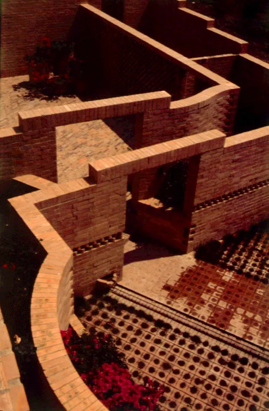 La casa evoca, en sus formas y espacios, sentimientos solemnes y amables al mismo tiempo: algo de templo, algo de aldea, algo evidente y algo insinuado. Los muros se convierten en bóvedas, hacen laberintos y celosías y enuncian su importancia como los constructores del espacio. / Cota, Cundinamarca. Arquitecto, Rogelio Salmona.