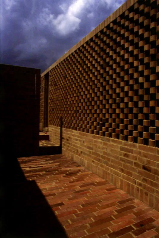La casa evoca, en sus formas y espacios, sentimientos solemnes y amables al mismo tiempo: algo de templo, algo de aldea, algo evidente y algo insinuado. Los muros se convierten en bóvedas, hacen laberintos y celosías y enuncian su importancia como los constructores del espacio. / Cota, Cundinamarca. Arquitecto, Rogelio Salmona.