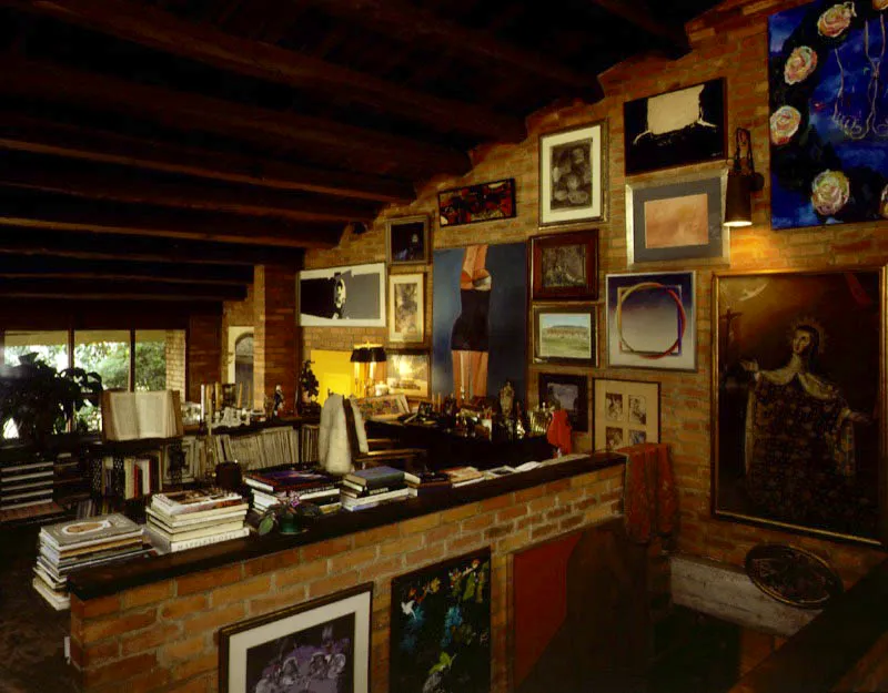 La casa es espacio útil, no sólo para las actividades familiares sino para el recreo del espíritu. La arquitectura de la casa admite ser recubierta con cuadros de todos los tamaños y permanece ahí, discretamente, como soporte de ese cúmulo de representaciones. Una viga, una baranda, un fragmento de muro enuncian su presencia. / Bogotá, D.C. Arquitecto, Dicken Castro Duque.