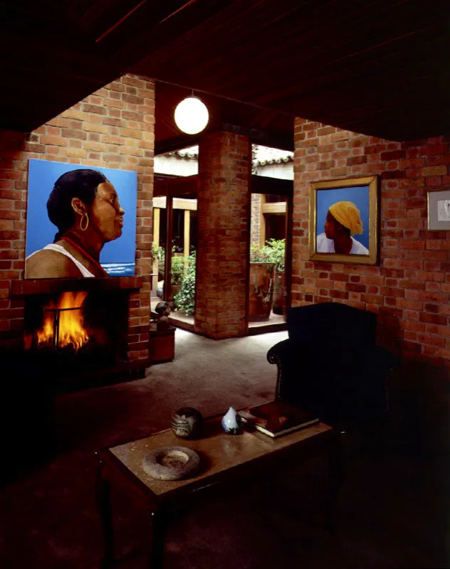 El pequeño patio interior da lugar a toda la arquitectura de la casa. Todo converge hacia allí. La pendiente de las cubiertas, al tiempo que señala la importancia del patio, se levanta hacia aperturas que crean vistas con los jardines inmediatos o con los cerros lejanos. La uniformidad cromática de los materiales de muros, pisos y techo, convierte una mancha de color en todo un evento. / Bogotá, D.C. Arquitecto, Jacques Mosseri.