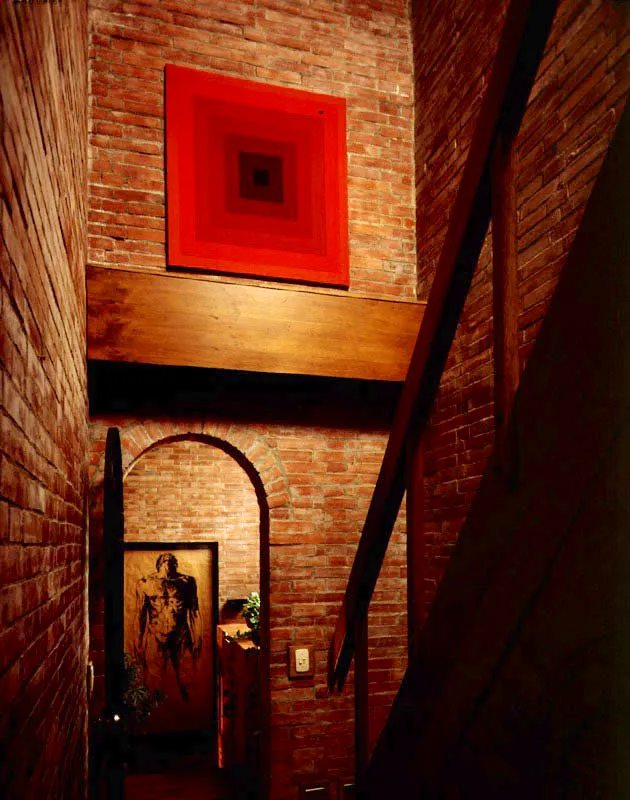 Una casa es un conjunto de estímulos sensoriales producidos por su arquitectura, por la luz y por los objetos que la ocupan o la invaden. Descomponer el conjunto y percibir cada una de sus partes es una labor de observación atenta. La experiencia de la casa asimila esos estímulos y los convierte en imágenes familiares. / Medellín, Antioquia. Arquitecto, Oscar Mesa.