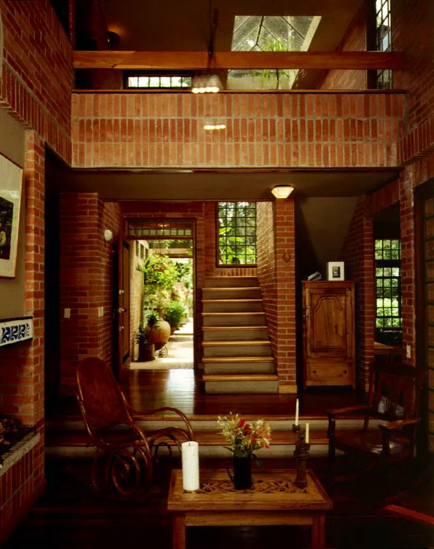 Una casa es un conjunto de estímulos sensoriales producidos por su arquitectura, por la luz y por los objetos que la ocupan o la invaden. Descomponer el conjunto y percibir cada una de sus partes es una labor de observación atenta. La experiencia de la casa asimila esos estímulos y los convierte en imágenes familiares. / Medellín, Antioquia. Arquitecto, Oscar Mesa.