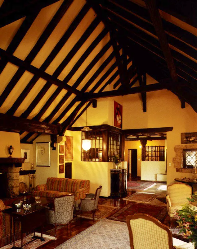 La fabricación artesanal de la casa deriva de tradiciones locales y de tradiciones europeas. La composición visual de los espacios y sus interrelaciones obedece a concepciones modernas. En medio de la gran cantidad de detalles cuidadosamente elaborados se encuentran algunos rasgos de abstracción, especialmente en el manejo de la geometr’a de las formas. / Bogotá, D.C. Arquitecto, Víctor Schmid.