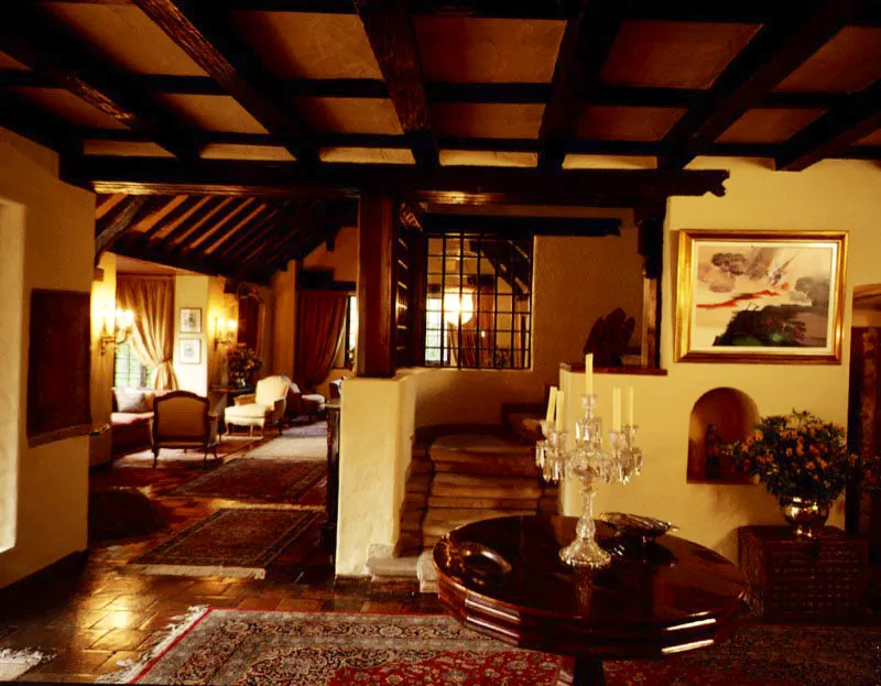 La fabricación artesanal de la casa deriva de tradiciones locales y de tradiciones europeas. La composición visual de los espacios y sus interrelaciones obedece a concepciones modernas. En medio de la gran cantidad de detalles cuidadosamente elaborados se encuentran algunos rasgos de abstracción, especialmente en el manejo de la geometr’a de las formas. / Bogotá, D.C. Arquitecto, Víctor Schmid.