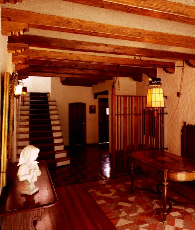 El arquitecto ha manejado diestramente lo antiguo y lo nuevo en el espacio del vestíbulo. Con un sentido especialmente cuidadoso del trabajo manual se elaboraron todos los detalles, en los que se combina el refinamiento con el sentido de lo rústico. La mano del arquitecto se aprecia también en la fabricación de muebles y objetos. Bogotá, D.C. Arquitecto, Víctor Schmid.