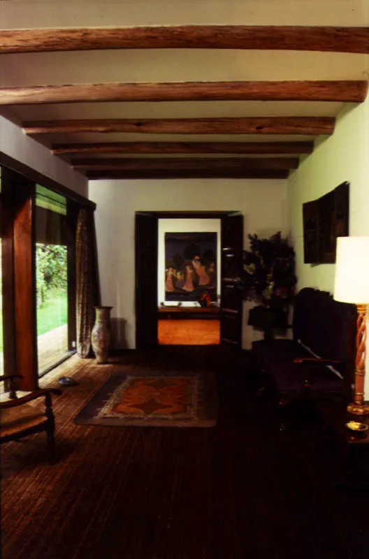 La forma y el material de la cubierta se basan en la arquitectura tradicional de la región. El manejo de los grandes ventanales que rompen los muros deriva de la idea moderna de integración entre el interior y el entorno circundante. Esa es una de las maneras como se manifiesta el ir y venir entre lo tradicional y lo moderno. / Sabana de Bogotá. Arquitecta, Loli Obregón.