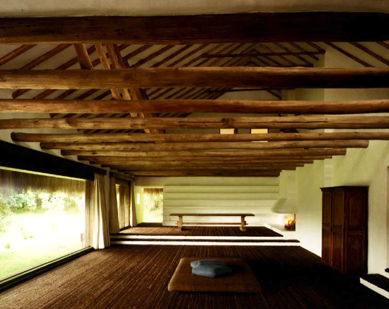 En los recintos despojados de muebles se manifiestan con claridad sus valores arquitectónicos. Más allá del trabajo artesanal y de las posibles referencias a lo tradicional, sobresale un sentido de síntesis que inscribe el lenguaje de la casa dentro del principio de "menos es más". / Sabana de Bogotá. Arquitecta, Loli Obregón.