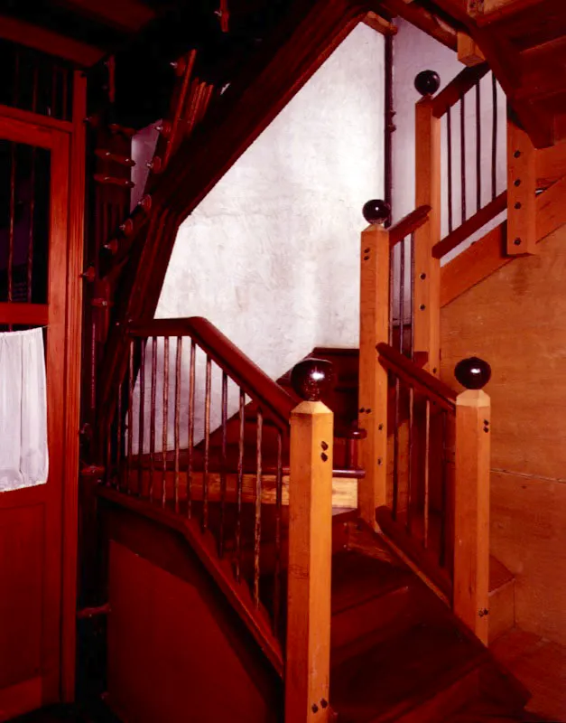 El trabajo virtuoso se inicia con la selección de los tipos de madera para combinar las densidades y coloraciones. Continœa con la fabricación de la estructura de la casa y en especial de la cubierta, cuyas líneas indican las direcciones de la madera. El espacio interior tiene algo de embarcación y algo de catedral. La ventana, casi en el aire, se arroja a la inmensidad del paisaje lejano. / Manizales, Caldas. Arquitecto, Marcelo Villegas.
