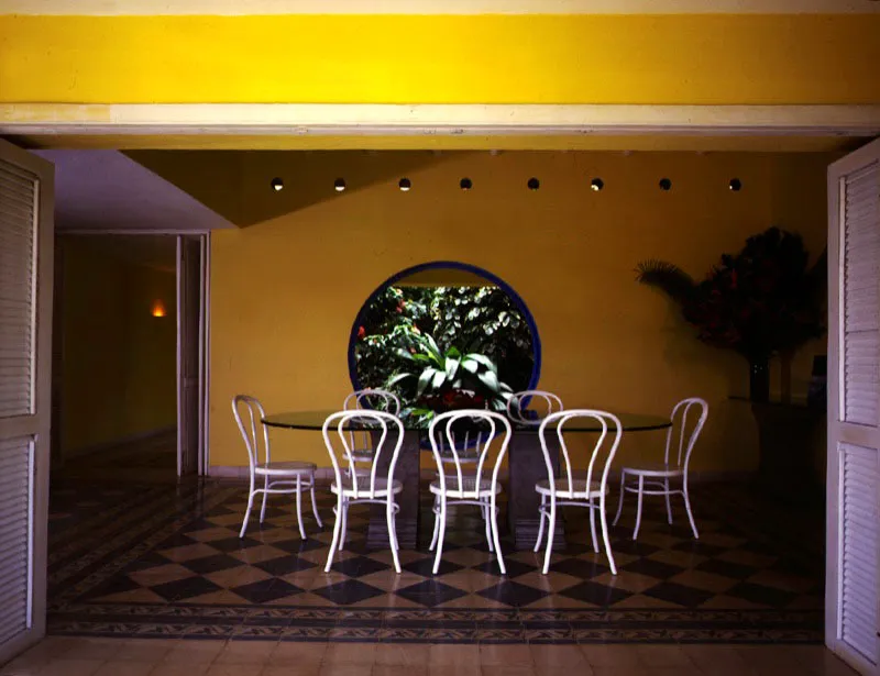 La casa es todo un ejercicio de formas geométricas tanto en el volumen como en las superficies y en los vanos. Los colores empleados: amarillo, azul y blanco, hacen parte del estudio, estricto y alegre a la vez, de su carácter campestre. / Nilo, Cundinamarca. Arquitecto, Enrique Triana Uribe.
