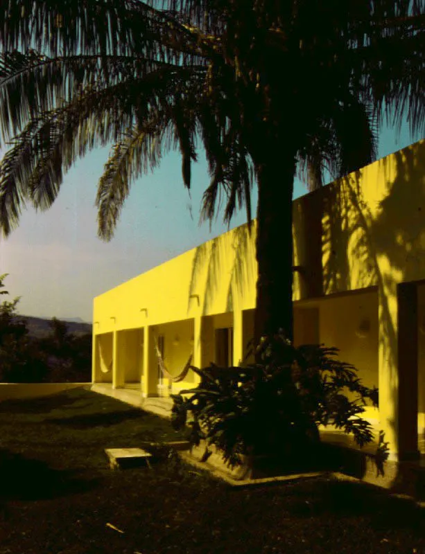 La casa es todo un ejercicio de formas geométricas tanto en el volumen como en las superficies y en los vanos. Los colores empleados: amarillo, azul y blanco, hacen parte del estudio, estricto y alegre a la vez, de su carácter campestre. / Nilo, Cundinamarca. Arquitecto, Enrique Triana Uribe.