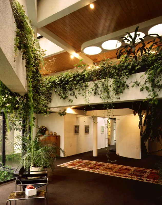 El manejo tosco de los volœmenes de concreto en el exterior de la casa contrasta con el pulido trabajo de las superficies en el interior. La abundante vegetación incorporada a la arquitectura recibe luz natural a través de claraboyas de diversas formas que se integran como parte de la composición general del espacio. / Bogotá, D.C. Arquitecto, Luis Kopec.