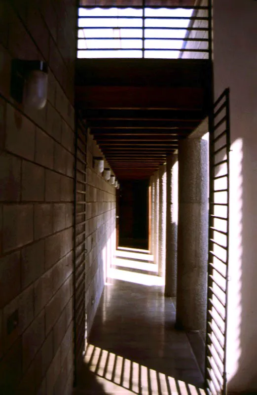 El espíritu de la casa tradicional urbana en el Valle del Cauca está presente. Sin embargo, los elementos de la arquitectura de estas dos casas son categóricamente modernos y están trabajados de tal modo que rehœsan ser calificados como simples referencias. Los juegos de luz y sombra hacen aún más evidente esa cualidad. / Cali, Valle del Cauca. Arquitecto, Benjamín Barney Caldas.
