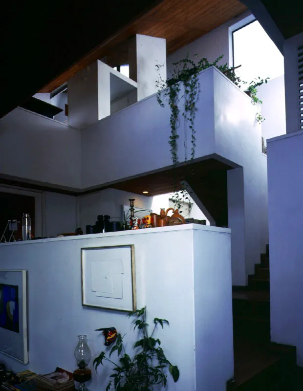 Dos casas y dos arquitectos muestran intenciones análogas en el manejo del espacio interior: integración vertical y horizontal y juegos espaciales logrados mediante el manejo de planos y volœmenes. En una casa se prefieren el monocromatismo y las texturas tersas, en la otra se opta por el manejo de colores y texturas más fuertes. / Cali, Valle del Cauca. Arquitecto, Jaime Vélez.