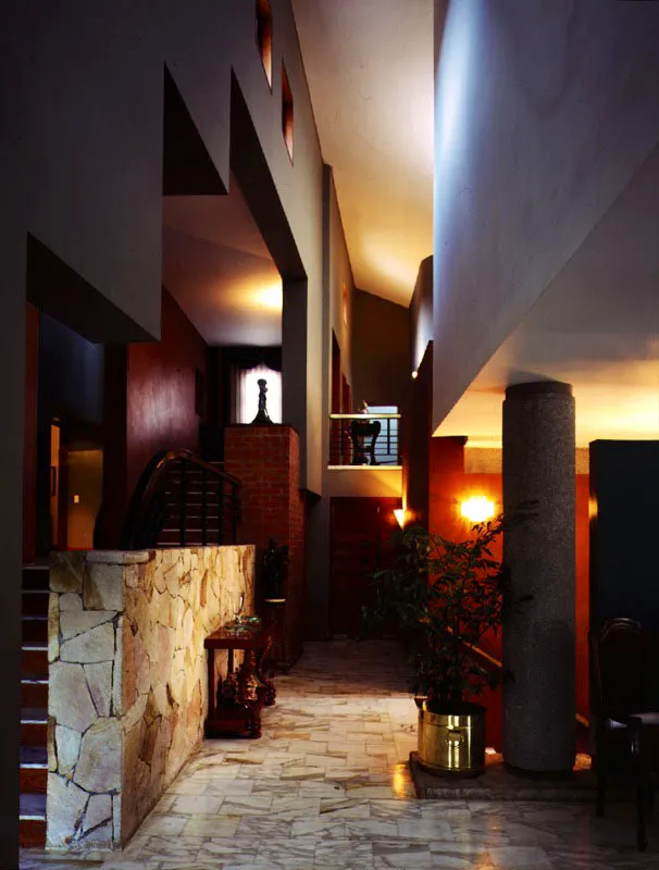 Dos casas y dos arquitectos muestran intenciones análogas en el manejo del espacio interior: integración vertical y horizontal y juegos espaciales logrados mediante el manejo de planos y volœmenes. En una casa se prefieren el monocromatismo y las texturas tersas, en la otra se opta por el manejo de colores y texturas más fuertes. / Cali, Valle del Cauca. Arquitecto, Luis Fernando Zúñiga.