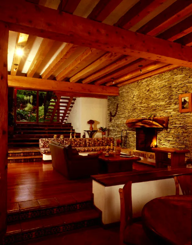 En dos casas distintas se aprecian intenciones similares. Las vigas de madera que sirven de soporte a entrepisos y cubiertas se trabajan como directrices de la espacialidad interior. Horizontales o inclinadas, paralelas u oblicuas, ellas marcan ritmos y direcciones y unen su textura a las otras que se combinan en cada recinto. / La Fe, Antioquia. Arquitectos, Alejandro Echeverri, Juan Bernardo Echeverri