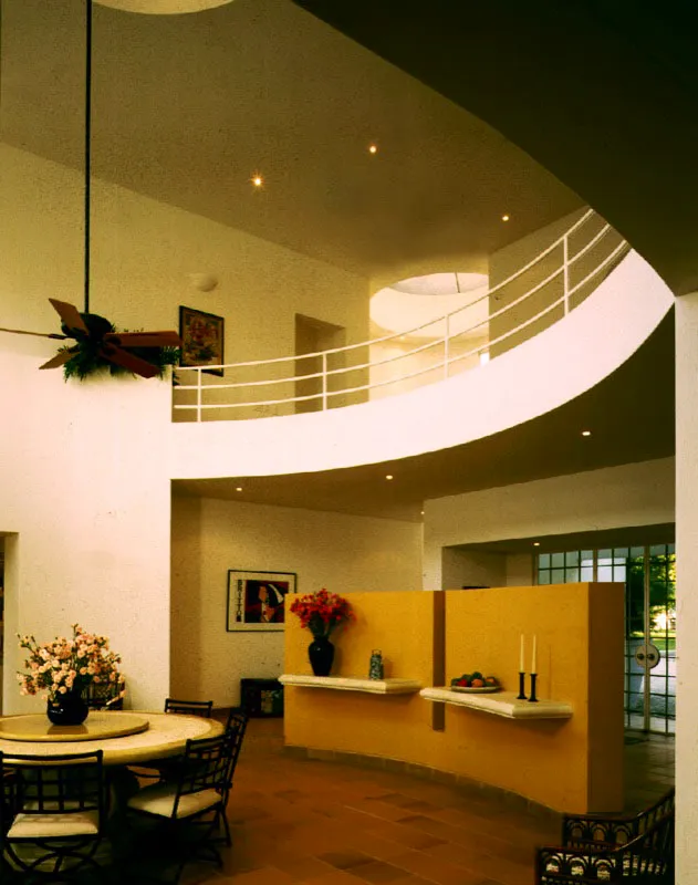 La teoría del blanco sobre blanco aplicada en el exterior y en el interior de la casa es propia de una concepción arquitectónica inspirada en el racionalismo contemporáneo. La pequeña excepción de color se introduce como elemento de contraste sin alterar el monocromatismo imperante. / Anapoima, Cundinamarca. Arquitecto, Alberto Valovis.