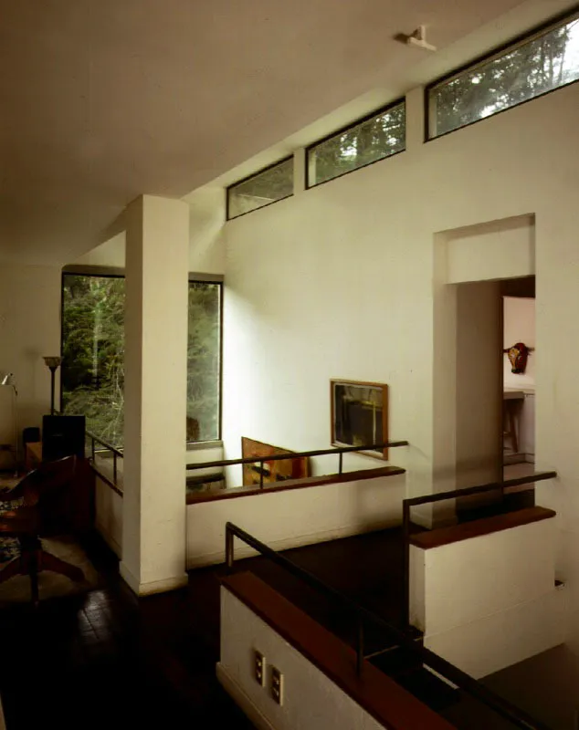 La arquitectura de la casa es decididamente moderna. La manera clara y directa como se trabajan las formas, el dominio del blanco y el manejo de las líneas formadas por las carpinterías metálica y de madera denotan afinidades con la estética de lo abstracto. Un plano rojo irrumpe con su vibración cromática en la serenidad del interior de la casa. / Bogotá, D.C. Arquitecto, Luis Restrepo.