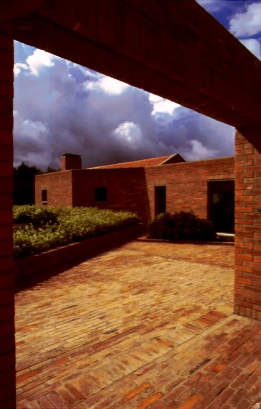 El ladrillo ha sido empleado en distintas formas en la arquitectura de Bogotá y sus alrededores. Aquí se expresa en cuerpos de una geometría precisa. La linealidad de la casa se marca por una horizontal continua que une los bordes de los volúmenes. Las chimeneas y las cubiertas sobresalen como prismas superpuestos, igualmente precisos en su definición. / Subachoque, Cundinamarca. Arquitecto, Luis Restrepo.