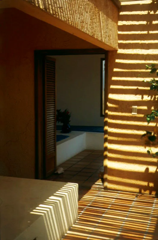 La secuencia de los espacios abiertos hacia el exterior se comunica por la circulación que los bordea. La sólida mampostería forma las pilastras, los vanos y las plataformas que hacen las veces de muebles. La casa es también un problema de luz y de diversas sombras, unas densas, otras tamizadas. Con ellas se establecen diversas texturas climáticas. / Tocaima, Cundinamarca. Arquitectos, José María Rodríguez, Ivonne Valencia.