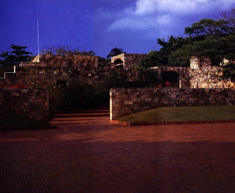 Le Corbusier afirmó categóricamente que la arquitectura es "el juego sabio correcto y magnífico de los volúmenes bajo la luz". Ese juego puede también, como en este caso, ser sutil y discreto, sugerido y no necesariamente evidente. La personalidad de cada parte de la casa se percibe al estar cerca, al recorrerla. Desde lejos, en el conjunto, se asumen las unidades individuales como parte de un juego de planos, volúmenes y texturas. / Cartagena, Bolívar. Arquitecto, Rogelio Salmona.