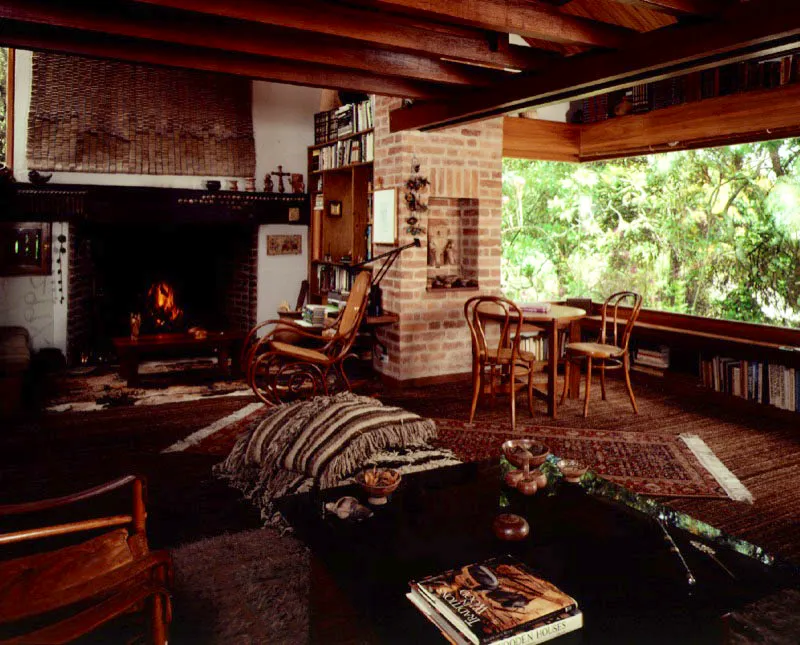 La intención de la casa como lugar busca dotar de significado especial a cada cosa en un sistema de jerarquías guiado tan sólo por la sensibilidad del arquitecto. No hay normas exactas. Lo permanente y lo accidental tienen cabida en los espacios de la casa. / Bogotá, D.C. Arquitectos, Jorge Rueda, Enrique Gómez, Carlos Morales.