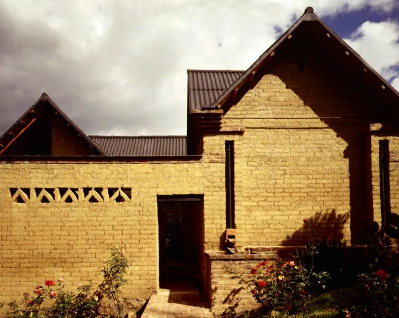 El adobe, de herencia colonial, fabricado artesanalmente y de condición humilde, se combina con el metal, propio de la industria, normalizado y fabricado en serie. El contraste que surge de esta combinación hace de la casa un hecho del presente y del pasado, algo intemporal y estéticamente sugestivo. / Ubaté, Cundinamarca. Arquitecto, Herbert Baresch.
