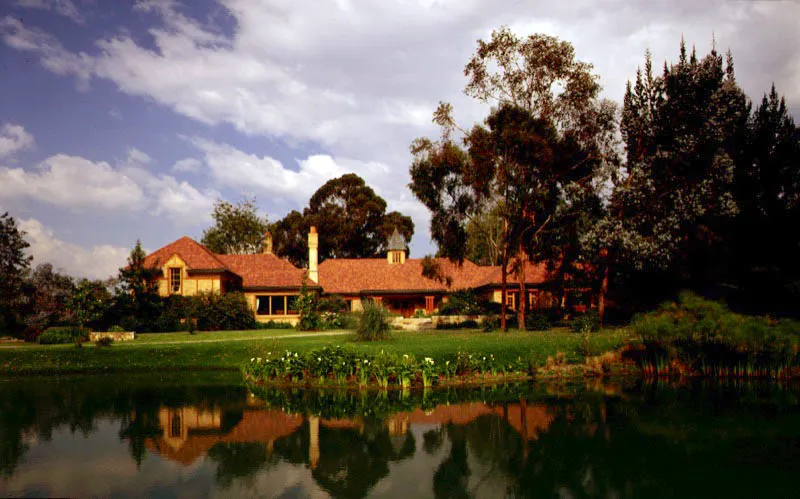 La imagen del "cottage", la casa de campo inglesa, tan favorita en la arquitectura campestre sabanera de los años 30 y 40, se revive en esta casa. Los brazos se extienden sobre el terreno para acercar los recintos interiores al paisaje. / Chía, Cundinamarca. Arquitecto, Pablo Sanín.