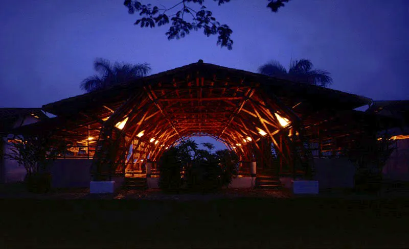 La impresionante estructura de la casa, construida en guadua, semeja la de un hangar. Además de la imaginación y del evidente virtuosismo técnico, se propone aquí una concepción completamente distinta, nueva, de una casa de campo. / Manizales, Caldas. Arquitecto, Simón Vélez.