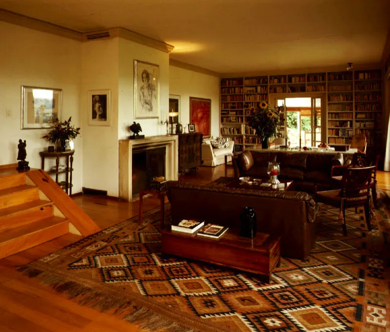Según un visitante, la casa está "amarrada por la luz". A su vez el espacio del salón se encuentra amarrado por los libros que recubren las paredes. La chimenea y la escalera se entrometen en él. Chía, Cundinamarca. Arquitectos, Alberto Saldarriaga, Rodrigo Rubio.