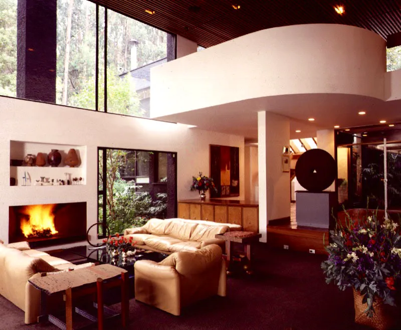 El lenguaje de la arquitectura interior de la casa retoma elementos del período purista de la arquitectura moderna, pero su manejo es completamente contemporáneo y muestra claras intenciones estéticas en la subdivisión del plano de fachada en dos franjas, una sólida y otra transparente, y la apariencia flotante del balcón del segundo piso. / Bogotá, D.C. Arquitecto, Luis Kopec.