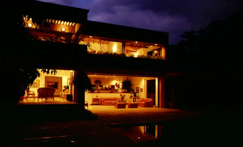 La casa iluminada es una vitrina que muestra el contenido de su interior y su relación ininterrumpida con el exterior. La lectura del espacio interno permite apreciar la intención de continuidad visual y espacial de los distintos ámbitos. / Amagá, Antioquia. Arquitecto, Laureano Forero.