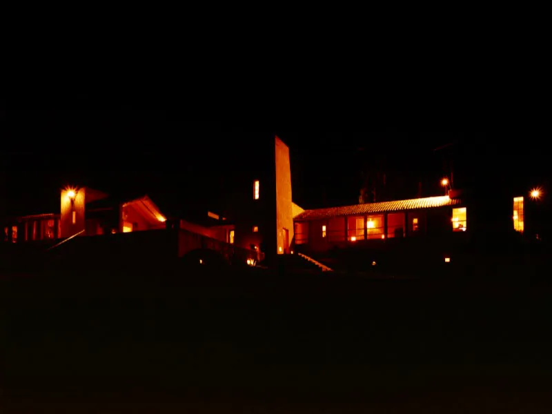 La imagen de la casa con sus formas apenas insinuadas y sus habitaciones iluminadas, abiertas hacia las sombras de la noche, retrata perfectamente el sentido ancestral del refugio y del hogar. / Tunja, Boyacá. Arquitectos, José María Rodríguez, Ivonne Valencia.