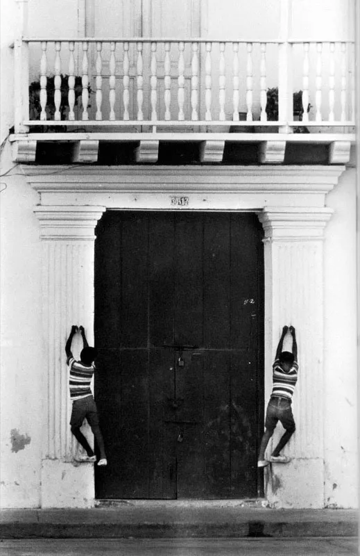 Portón con mellos. Hernán Díaz