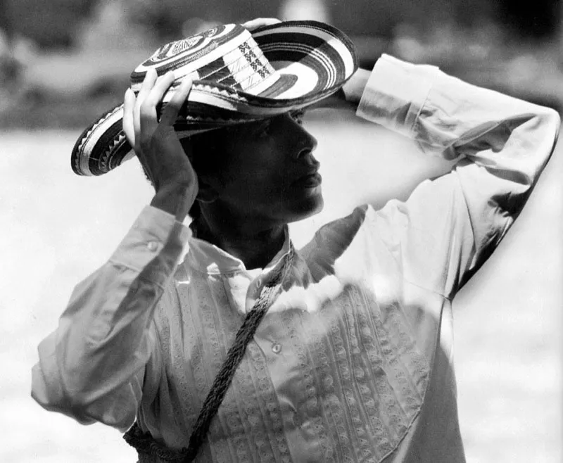 Guayabera y sombrero vueltiao. Hernán Díaz