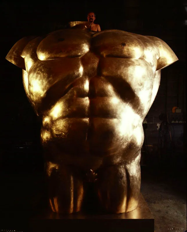 Botero sobre el Torso masculino en bronce, en los talleres de fundicin Mariani, Pietrasanta. 1992 