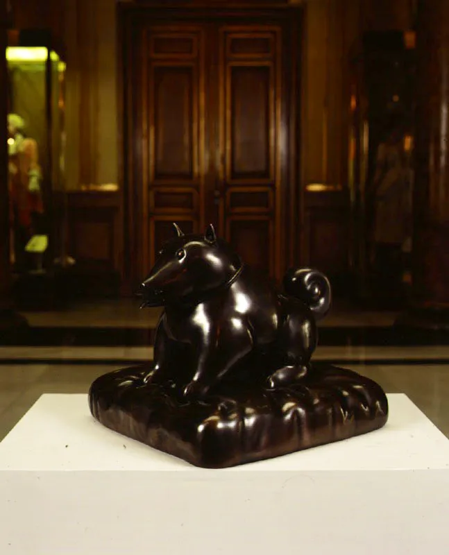 Perro y cojn.  
1976.  
Bronce. 
37 x 40 x 42 cm.  
Casino de Montecarlo.   