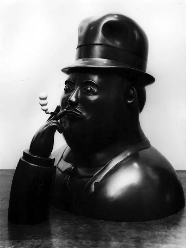 Hombre fumando.  
1976.  
Bronce y marfil.  
57 x 50 x 48 cm  