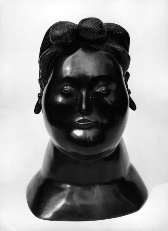 Cabeza de una dama de sociedad.  
1976.  
Bronce.  
48 x 30 x 25 cm  