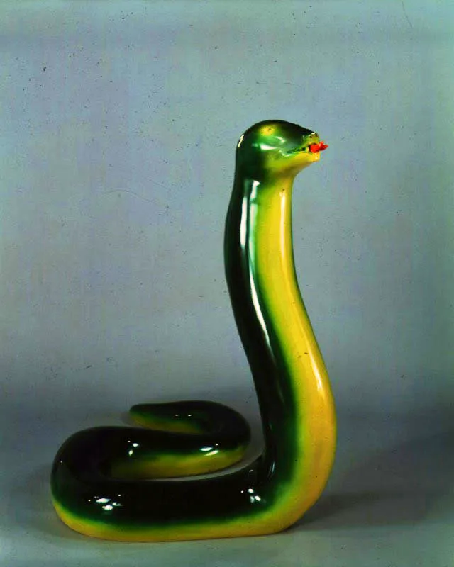 Serpiente multicolor.  
1981.  
Epoxia polcroma, edicin de 7.  
122 x 89 x 142 cm  