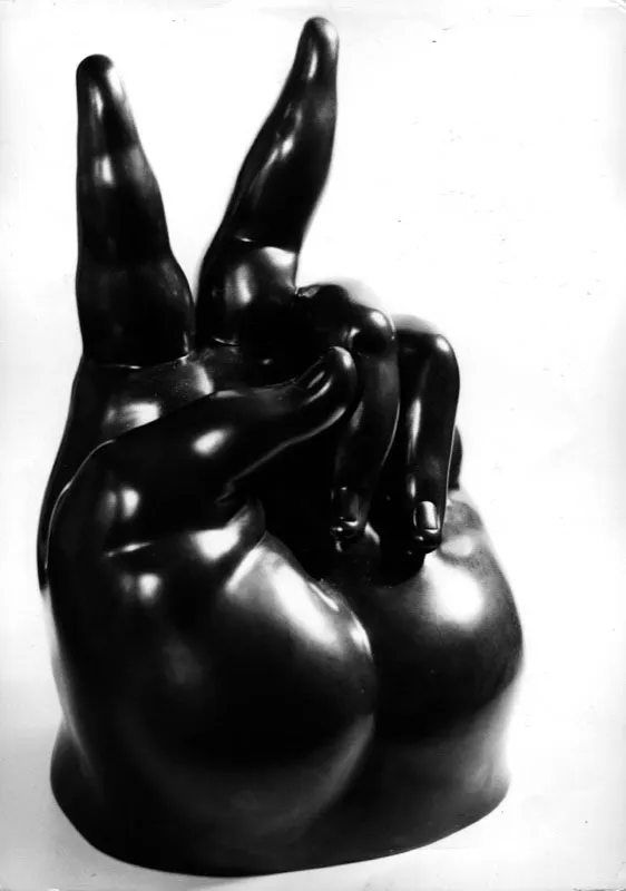 La mano.  
1977.  
Bronce.  
47 x 30 x 25 cm  