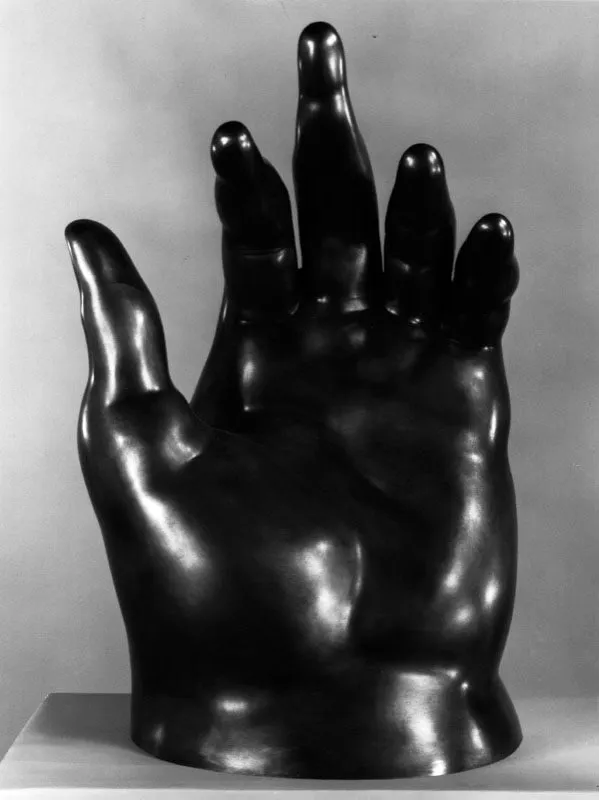 La mano.  
1981.  
Bronce.  
88,5 x 58,5 x 45,5 cm  