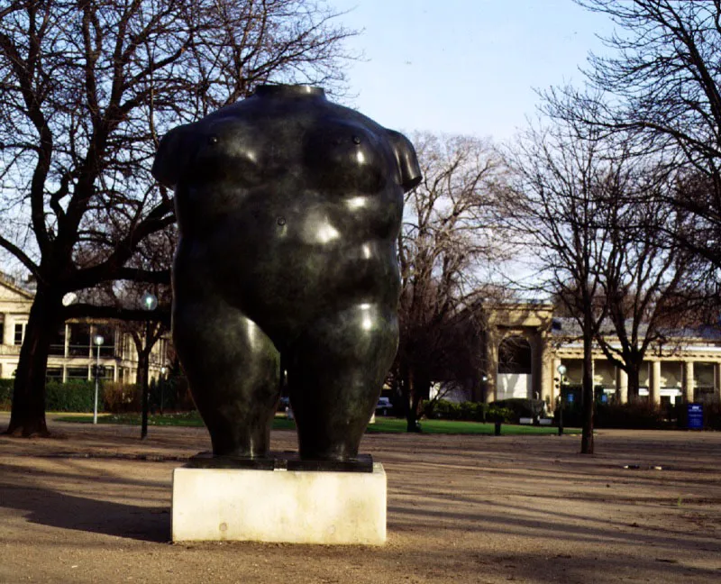 Torso femenino.  
1982.  
Bronce, edicin de 2.  
331 x 183 x 122 cm. 
Campos Elseos, Pars. 1992  