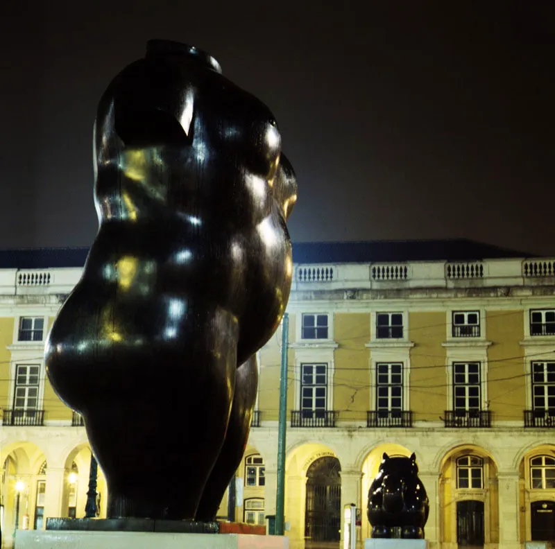 Torso femenino.  
1982.  
Bronce, edicin de 2.  
331 x 183 x 122 cm. 
Plaza del Comercio, Lisboa. 1998  