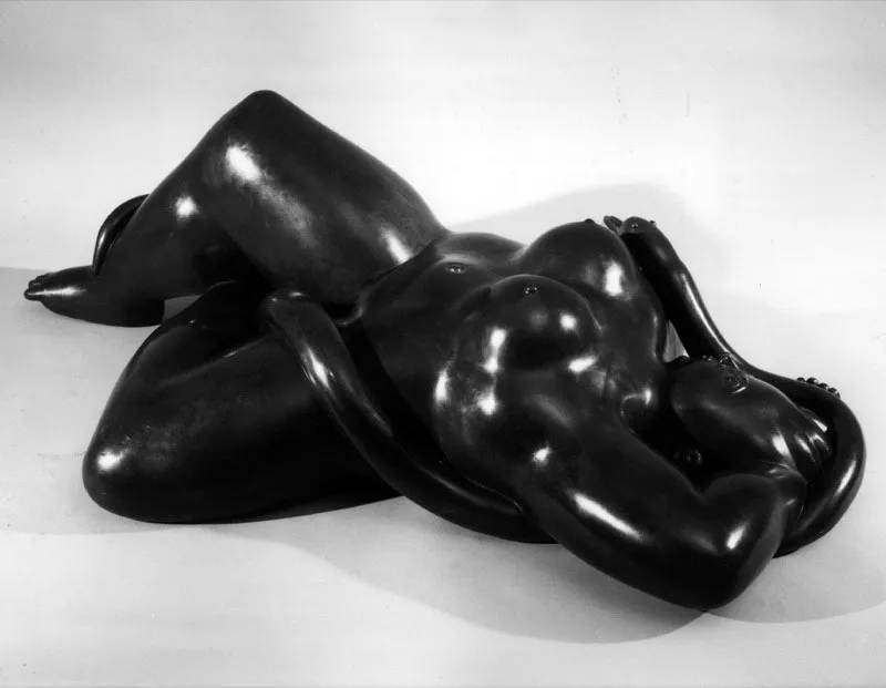 Mujer con serpiente. 
1982.  
Bronce.  
35,5 x 110,5 x 59 cm  