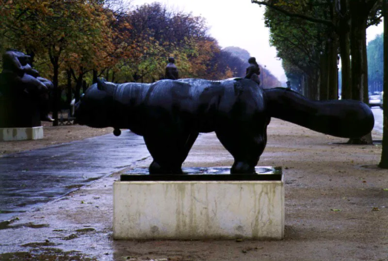 Gato.  
1984. 
Bronce, edicin de 3.  
104 x 340 x 104 cm. 
Campos Elseos, Pars. 1992 