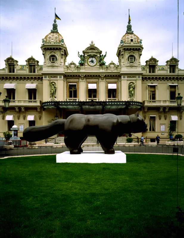 Gato.  
1984. 
Bronce, edicin de 3.  
104 x 340 x 104 cm. 
Montecarlo. 1992 