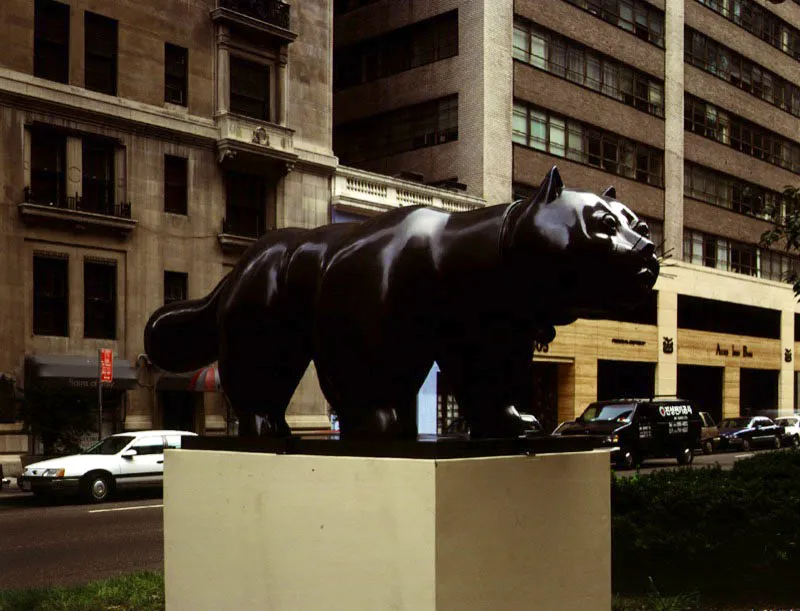 Gato.  
1984.  
Bronce, edicin de 3.  
104 x 340 x 104 cm. 
Park Avenue, Nueva York. 1993 