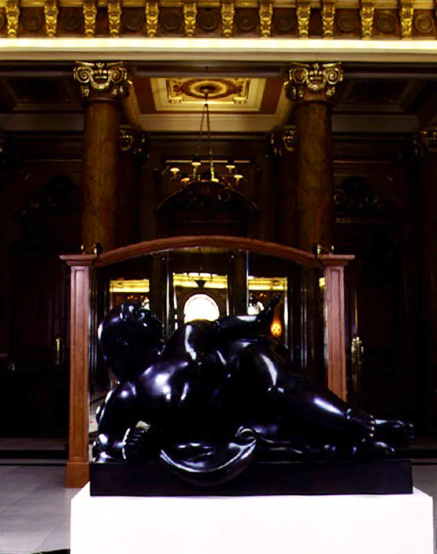 Figura recostada.  
1985.  
Bronce, edicin de 3.  
90 x 135 x 76 cm.  
Casino de Montecarlo. 1992 